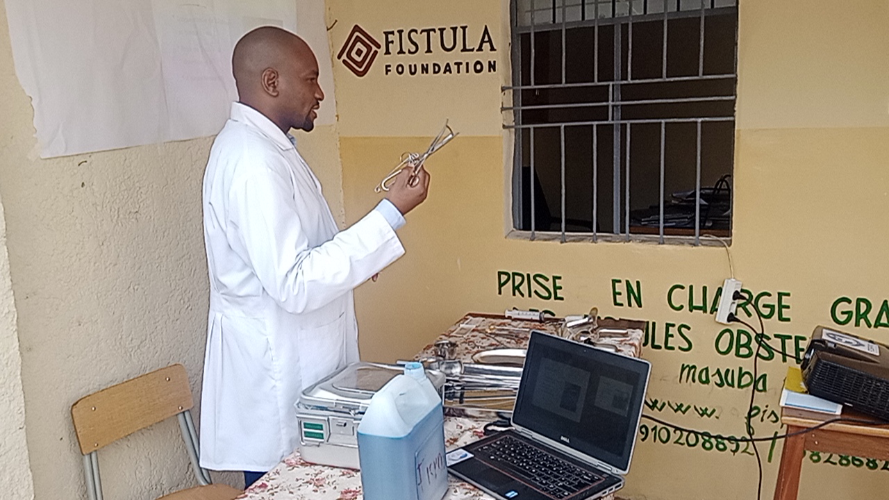 Dr Lucien avec les équipements médicaux