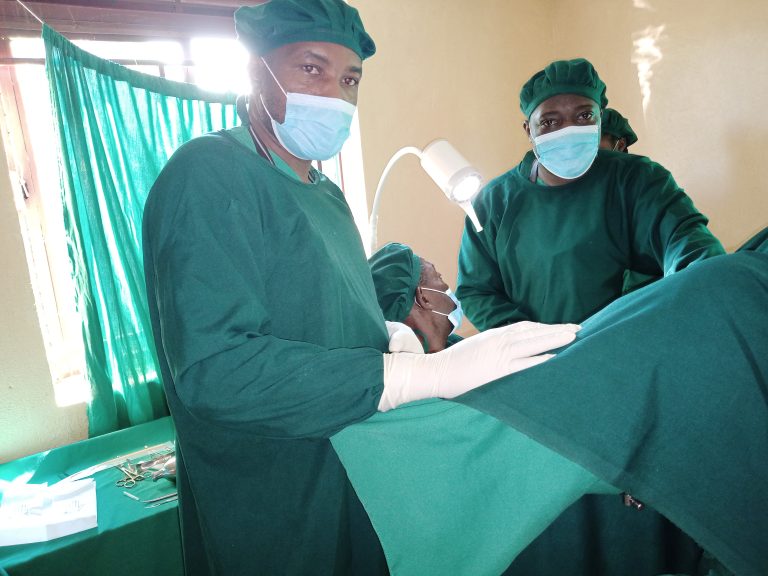 Dr Lucien en voyage de réparation des fistules obstétricales au Centre Maendeleo Fistula Care
